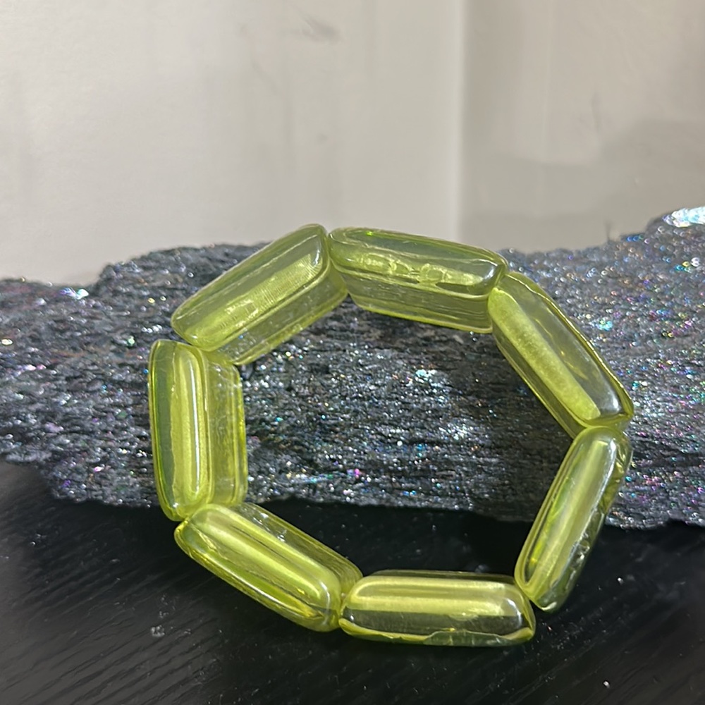 5/25.  Green Chunky Stretchy Bracelet - Picture 2 of 5